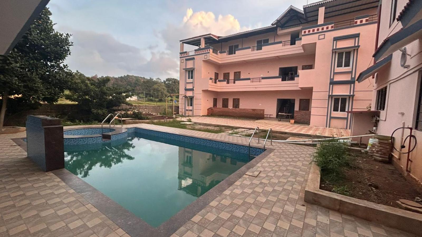 Lodge Breeze Valley Residency
